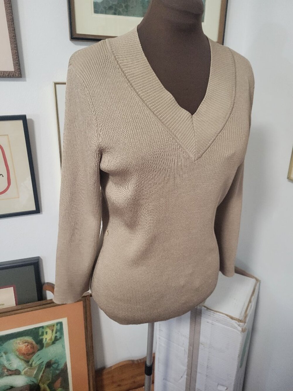 Jones new York Tan V-neck Sweater with loops for belt